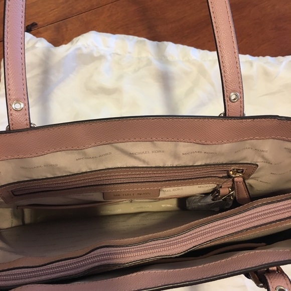 Michael Kors Voyager Tote New with Tag - Picture 5 of 7